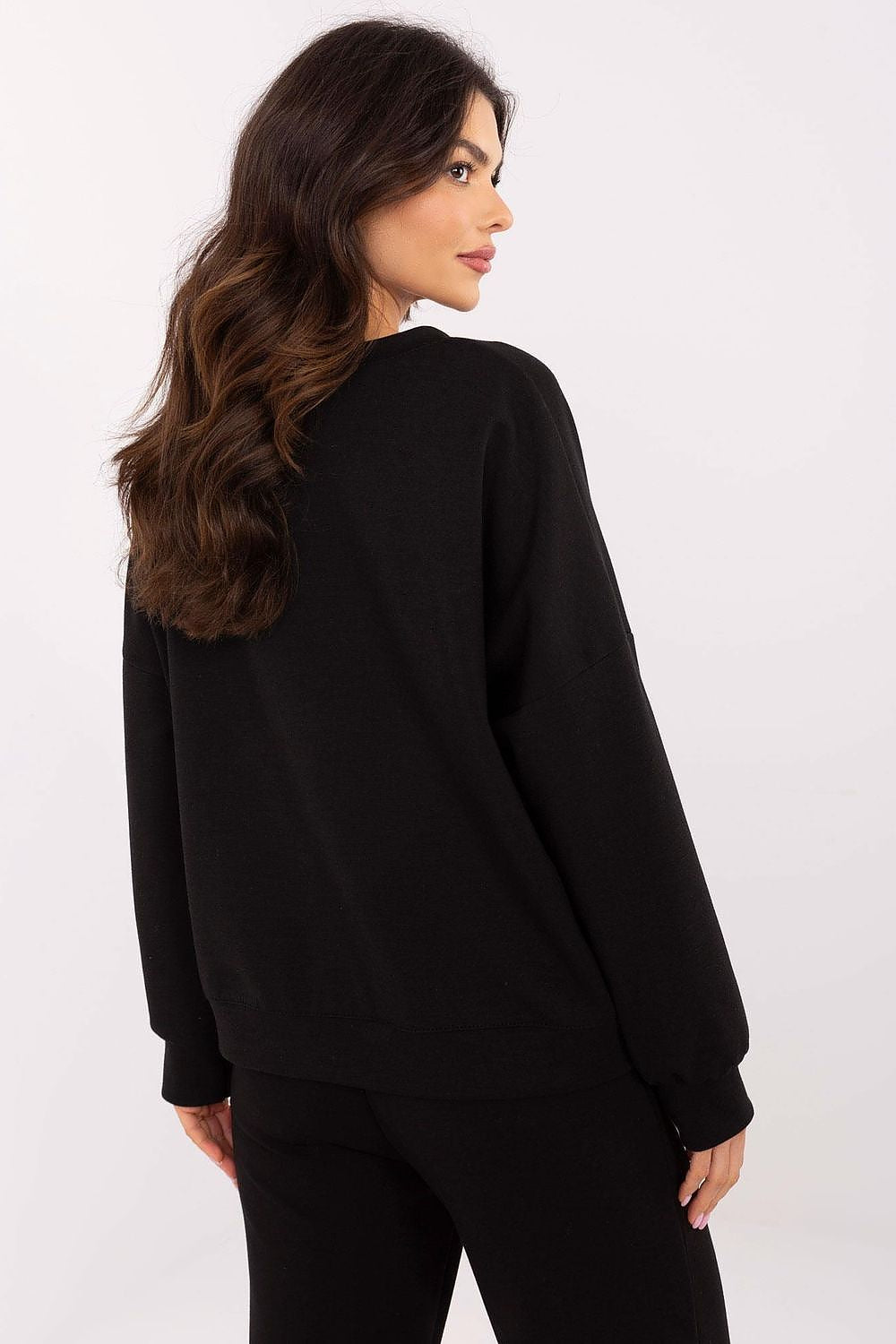 Italy Moda women's sweatshirt styled with jeans, highlighting the universal cut and decorative heart-shaped patch, embodying luxury and casual sophistication.