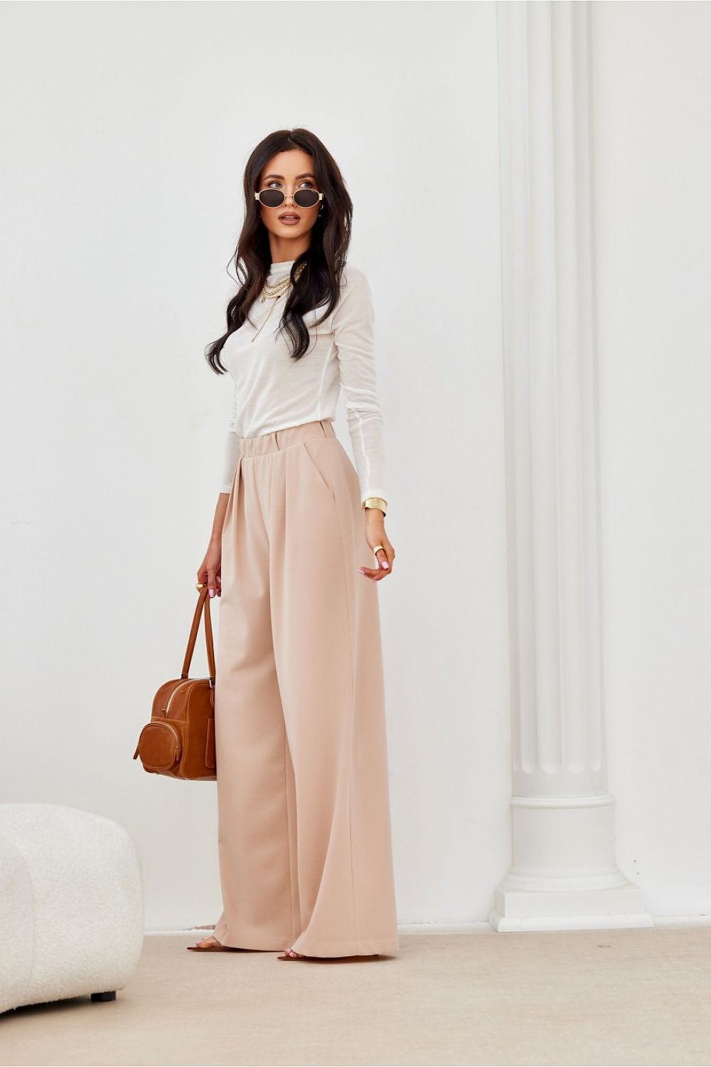 Stylish Roco Fashion Women's high-waist trousers with decorative pleats, combining comfort and elegance for the modern woman.