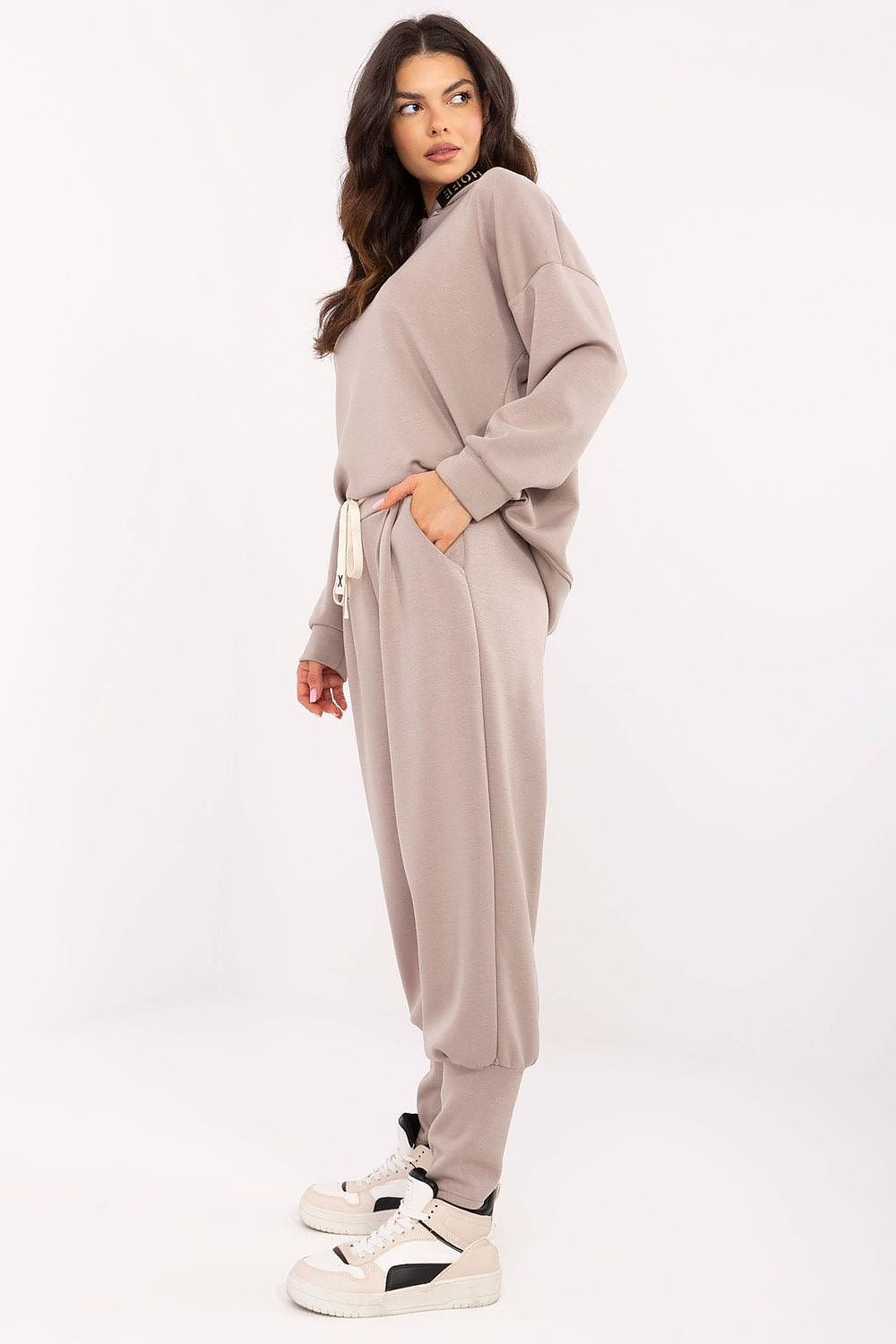 Close-up of Italy Moda Women's Tracksuit Trousers, highlighting the meticulously crafted pockets and high waist feature for a sophisticated sporty look.