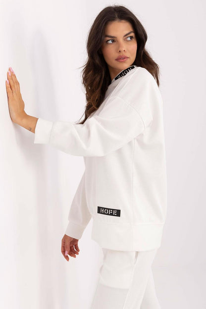 Stylishly draped Italy Moda hooded sweatshirt with long sleeves, ideal for casual and sporty looks, adorned with distinctive patches.
