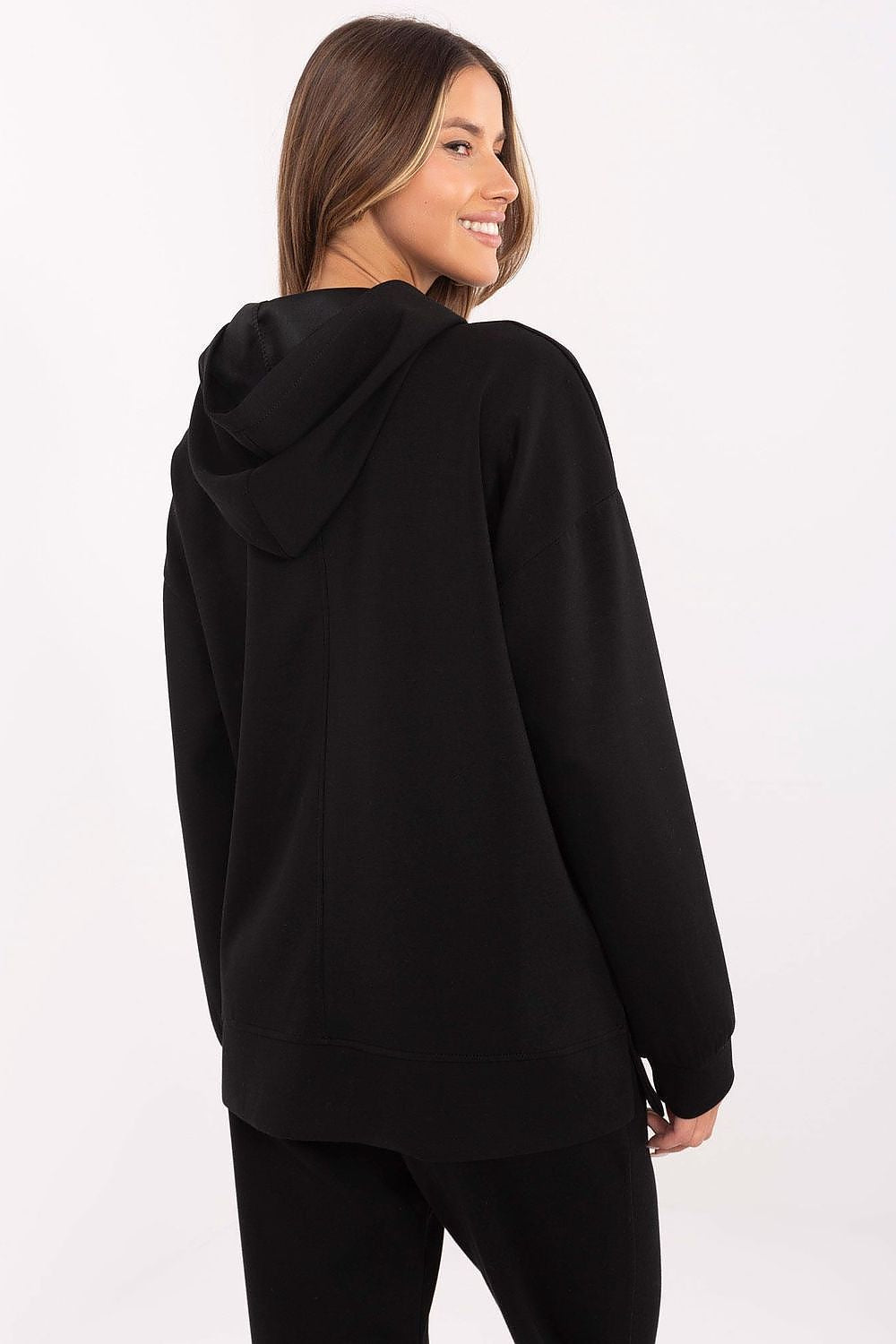 Close-up of Italy Moda's elegant sweatshirt blouse with detachable brooches showcasing fine details and craftsmanship, designed for modern women.