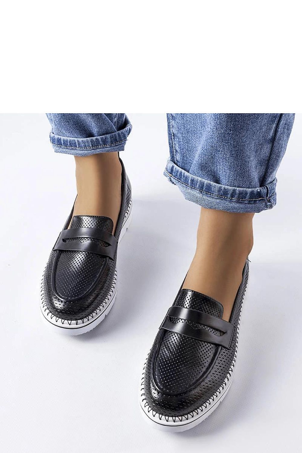 A stylish view of Solea Elegant Bloomsburg Sneakers highlighting the soft leather insole and white rubber sole, designed for comfort and sophistication.