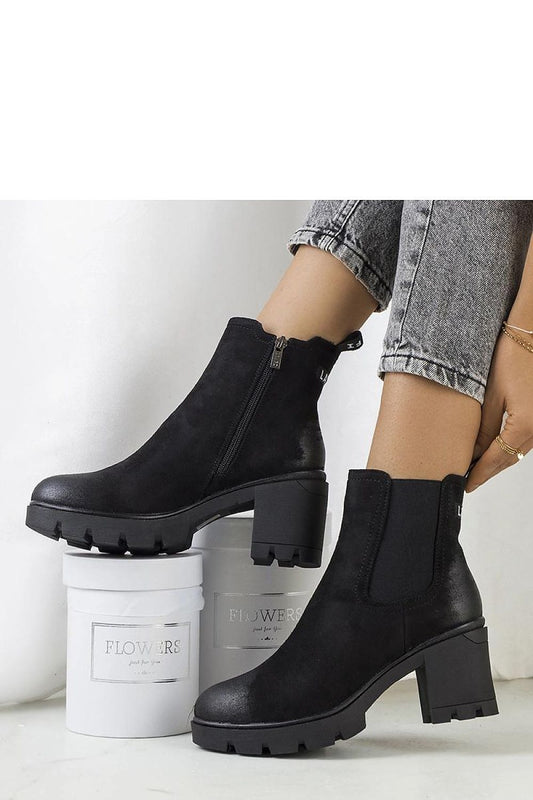 Luxurious black suede ankle boots by Solea featuring a comfortable 7.5cm heel, ideal for enhancing sophisticated outfits.