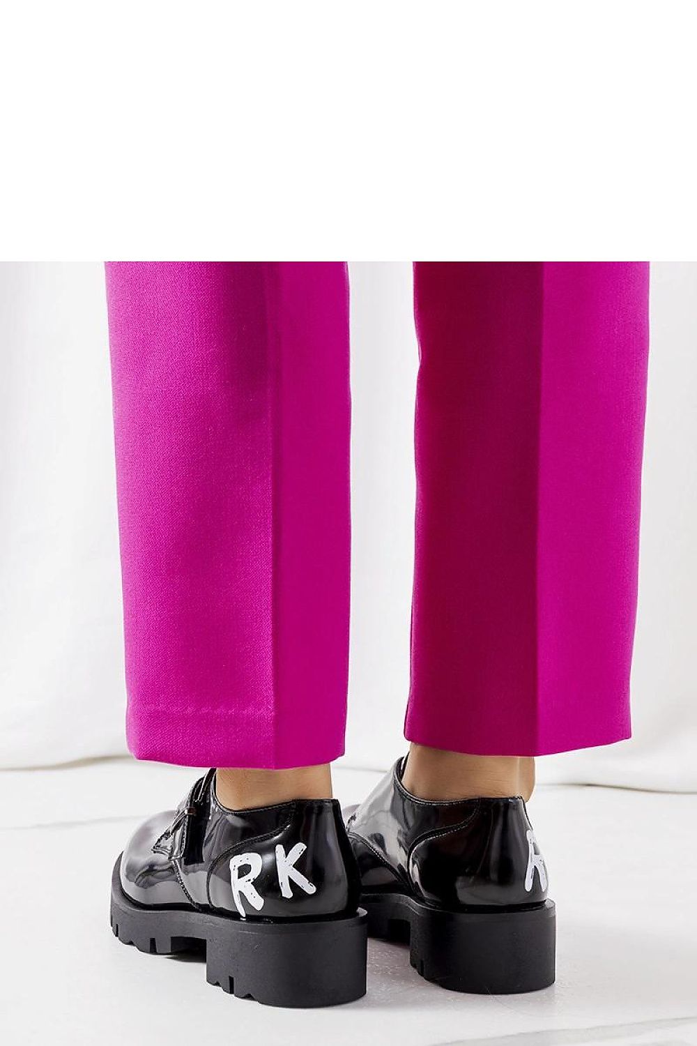 Stylish display of Solea women's elegant loafers in black, demonstrating their versatile style suitable for European sizes EU 36 to 41, combining luxury and comfort.