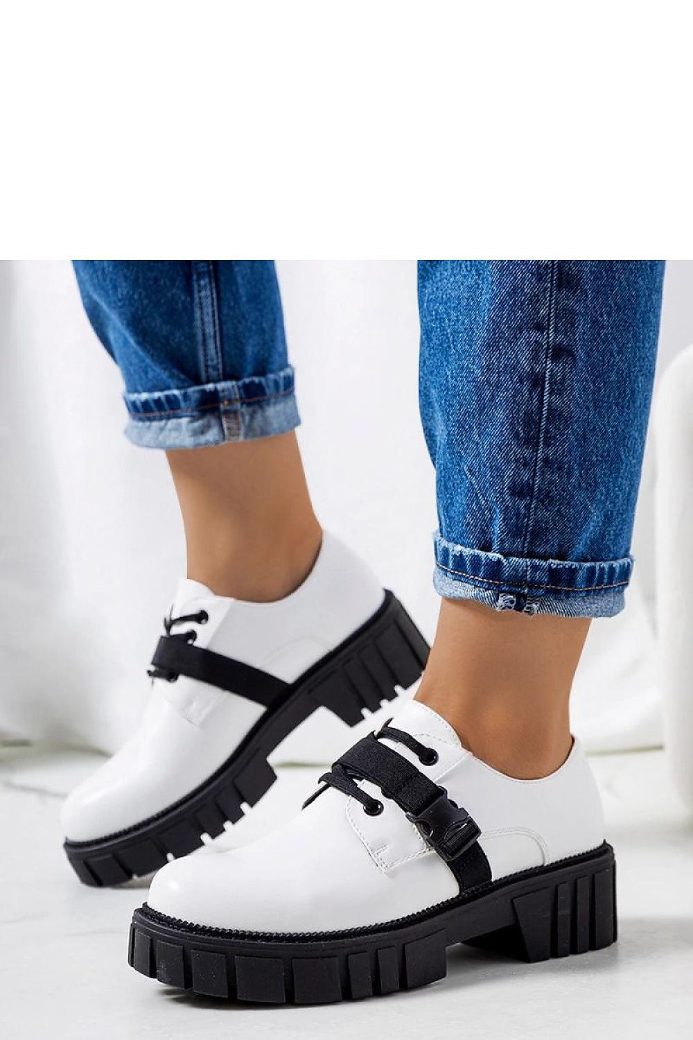 Solea white half shoes featuring a stylish tractor sole, crafted from natural leather, perfect for luxurious summer wear.