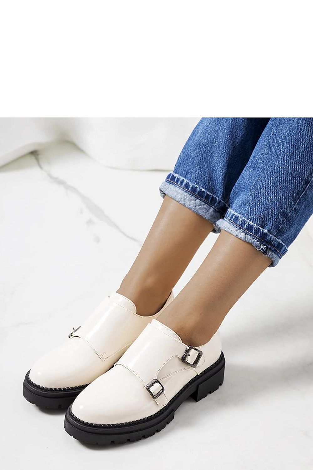 Luxurious Solea beige Valks shoes showcasing a comfortable natural leather insole and chic elastic straps for ease of wear.