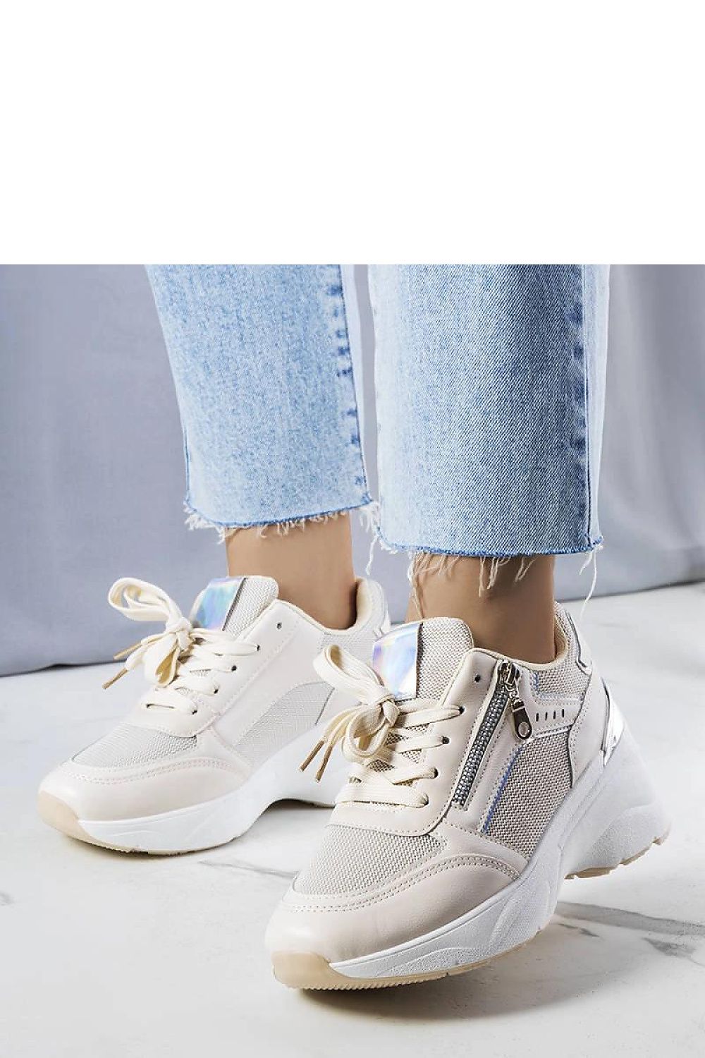 Close-up of Solea Stacey beige wedge sneakers, highlighting the fashionable design and laced fastening for a chic summer outfit.