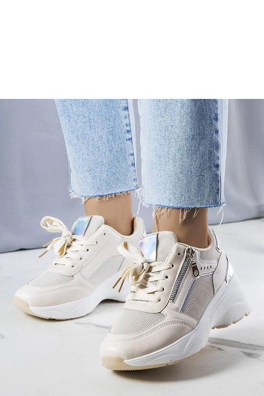 Close-up of Solea Stacey beige wedge sneakers, highlighting the fashionable design and laced fastening for a chic summer outfit.