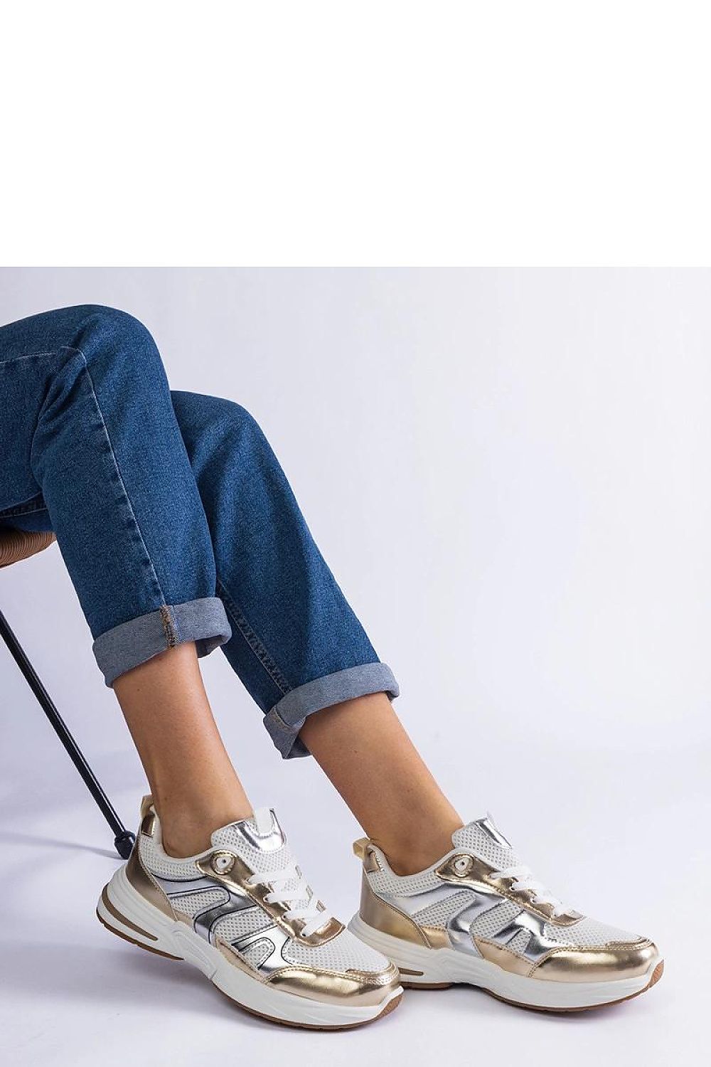 Solea Stylish Sports Sneakers Elayne featuring elegant gold inserts, showcasing the low cut design ideal for both athletic training and casual outings.