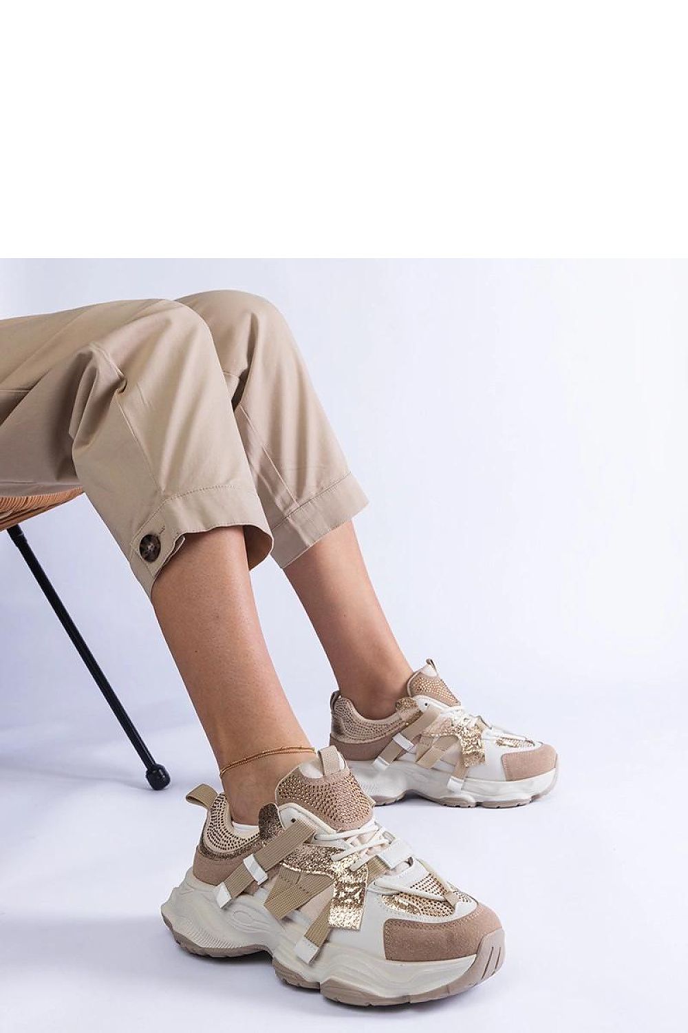 Solea elegant Candra Hurtado beige sneakers featuring luxurious golden inserts, perfect for chic everyday wear.