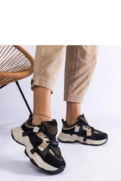 Close-up of Solea Candra Hurtado beige sneakers showcasing exquisite golden accents and a sleek silhouette.