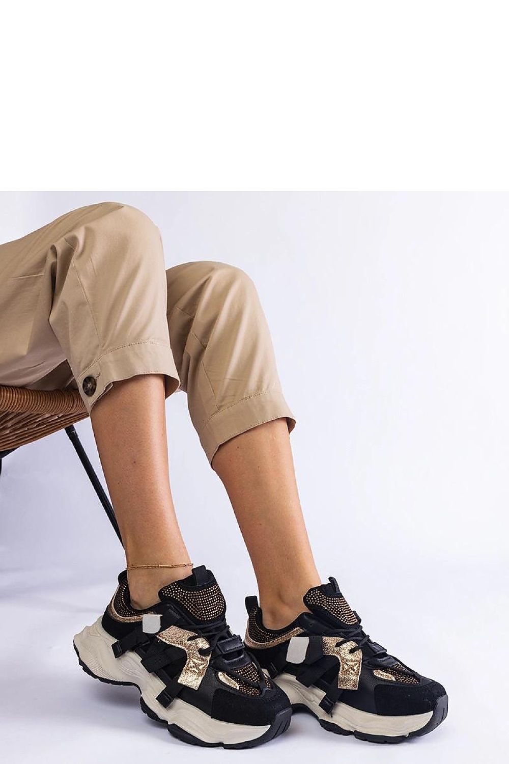 Stylish Solea Candra Hurtado beige sneakers with a low profile, ideal for adding sophistication to any outfit.