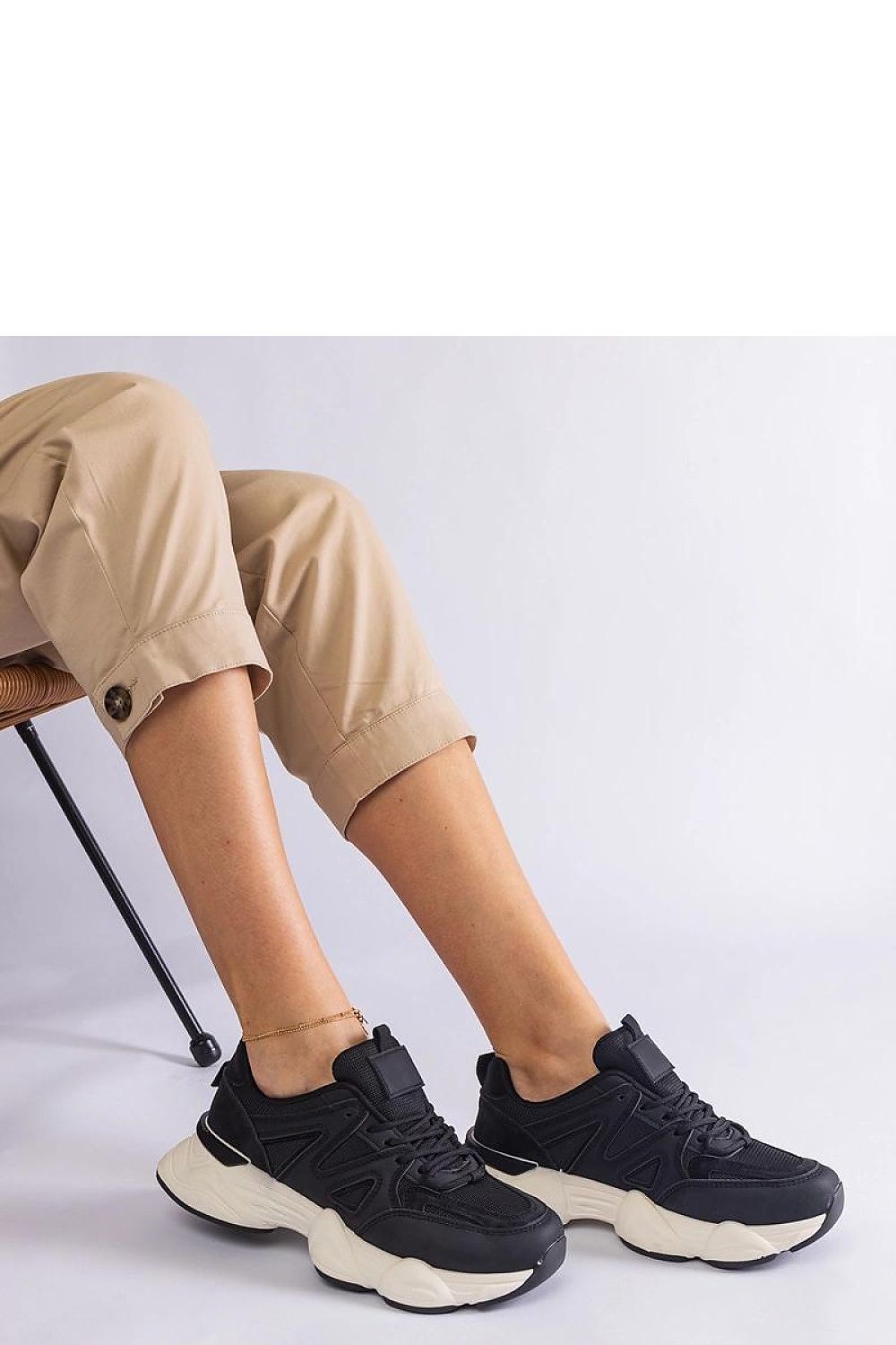 Elegant Solea Imperio Hurtado women's black sneakers displayed with laced fastening and low height, embodying luxury and comfort for the modern woman.