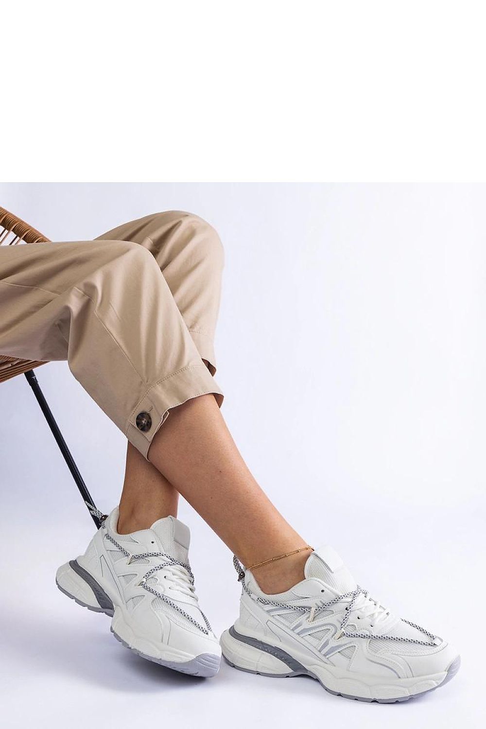 Sophisticated and comfortable women's sneakers by Solea, featuring a large sole and crafted from luxurious synthetic leather.