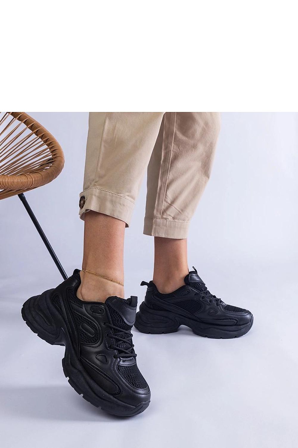 Solea premium white sneakers, featuring an eye-catching chunky sole and lace-up design, ideal for adding a touch of elegance to any outfit.