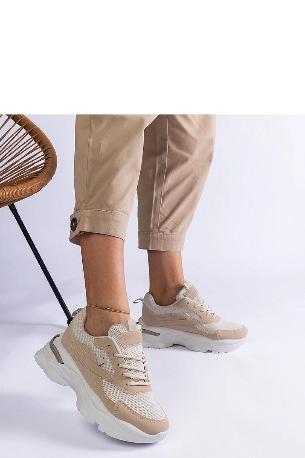 Elegant Solea brown sneakers showcasing a durable white synthetic sole, perfect for both casual and sophisticated outfits.