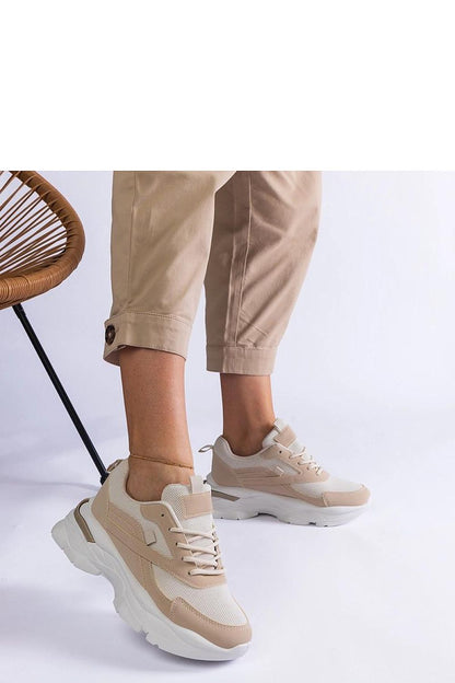 Elegant Solea brown sneakers showcasing a durable white synthetic sole, perfect for both casual and sophisticated outfits.