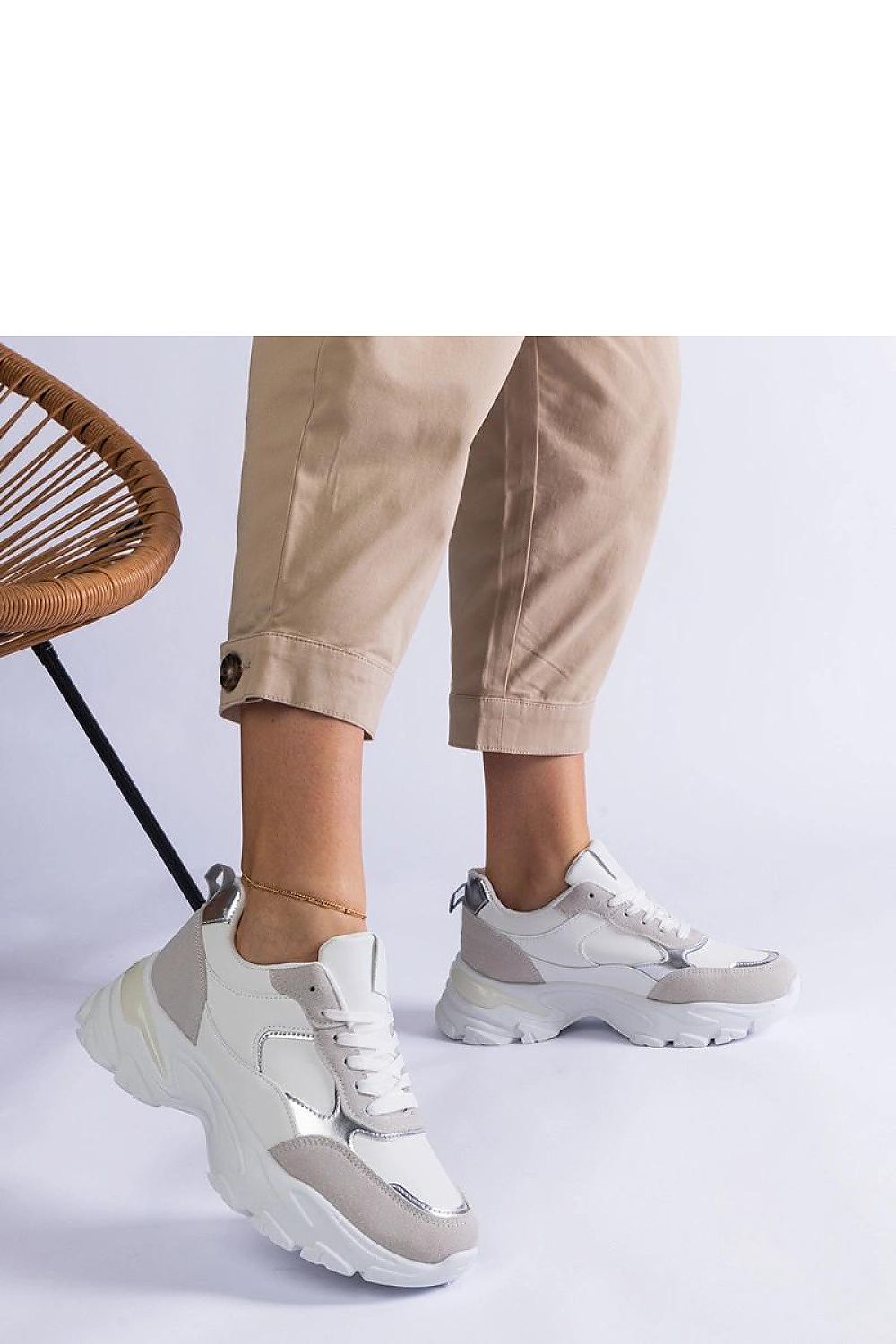 Diverse size options for Solea white sneakers, catering to EU sizes 36-41, perfect for a luxurious everyday footwear experience.