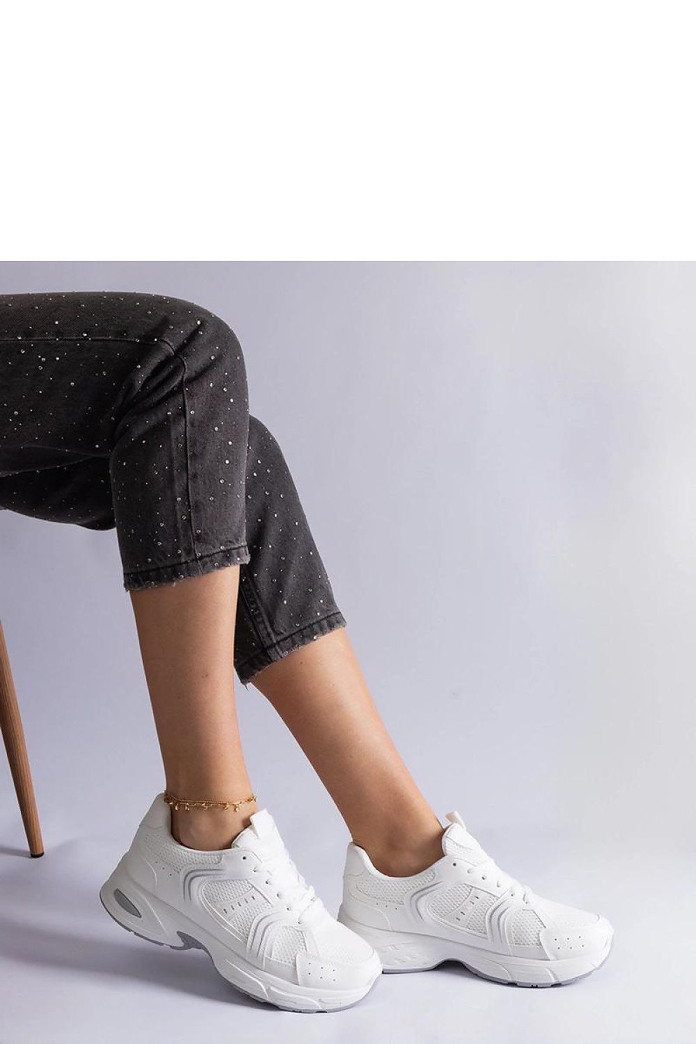 Solea Ena Hurtado sports sneakers with a chic white finish and grey rubber sole, combining fashion with a perfect fit.