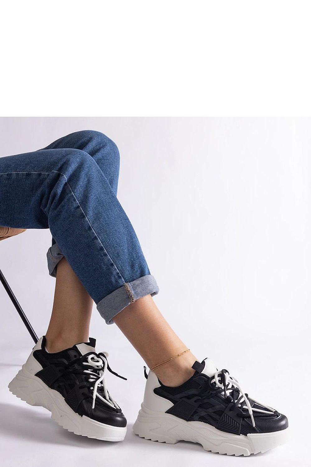 Sophisticated Solea Alva Hurtado sneakers, designed for active women who value luxury in everyday footwear.