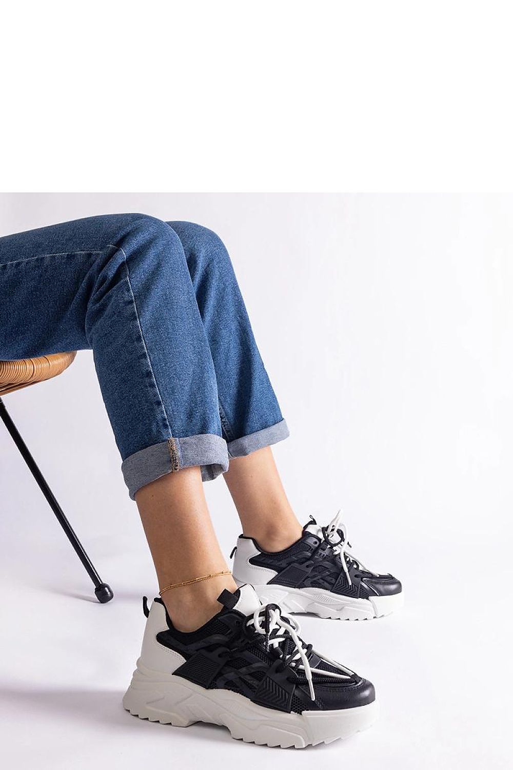 Close-up of Solea's Alva Hurtado women's sneakers in green-beige, featuring high-quality materials and a comfortable fit.