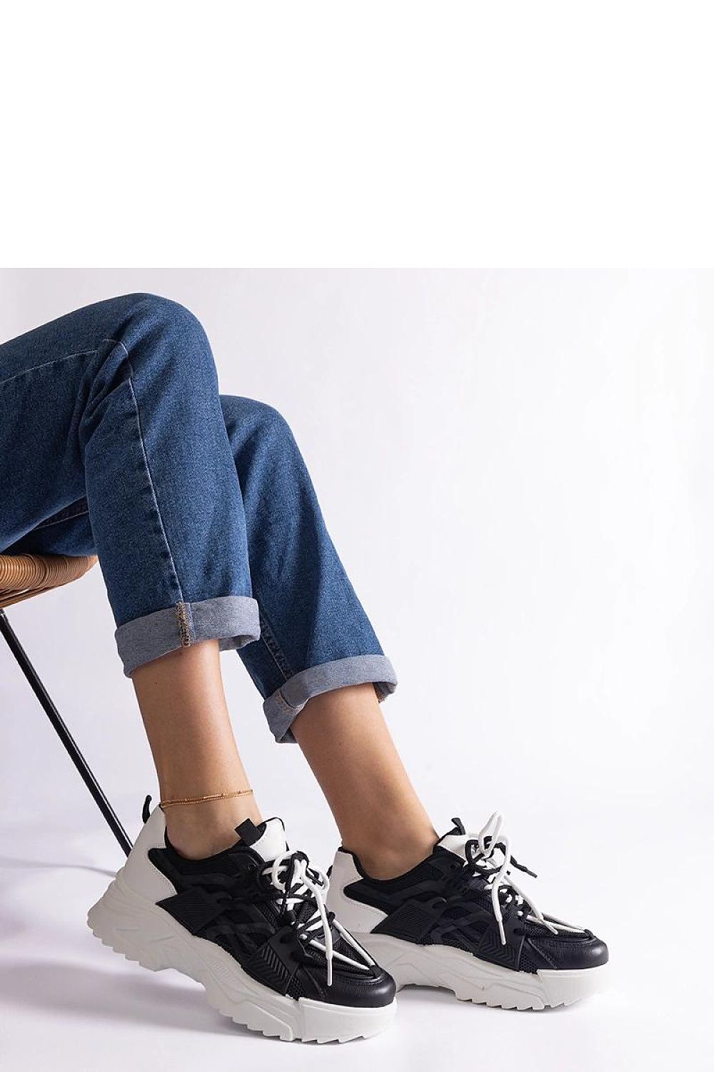 Elegant lifestyle shot of Solea Alva Hurtado green-beige women's sneakers, perfect for both sporty and casual outfits.