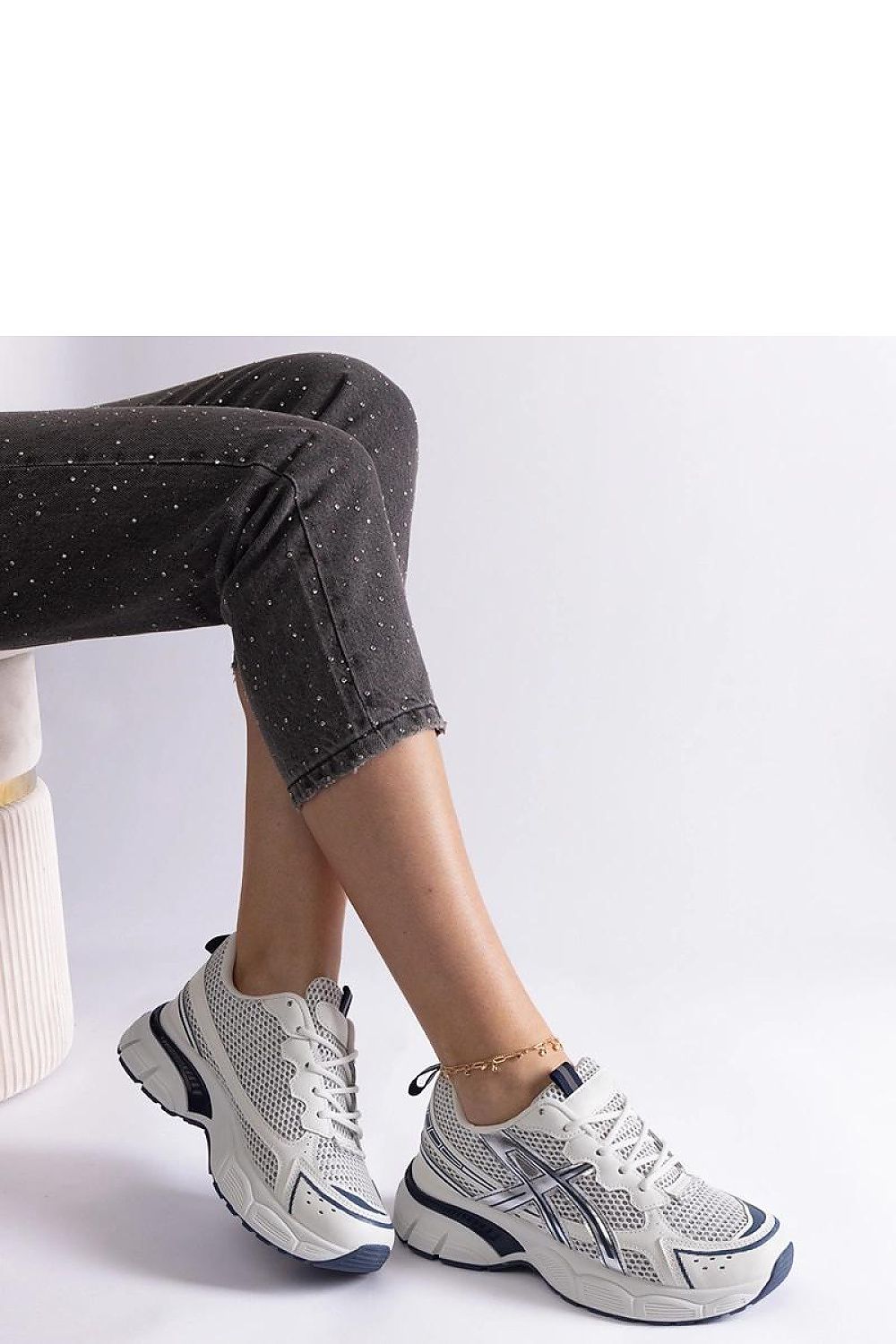 Close-up of Solea Ondina Hurtado women's fashionable black sports sneakers highlighting the durable fabric and rubber sole for superior grip.