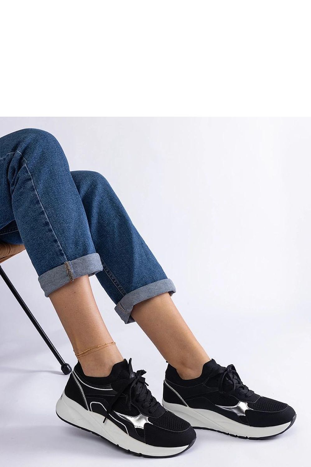 Elegant Solea women's black sports sneakers, Elsira Hurtado model, showcasing a low upper and laced closure for a perfect fit, suitable for workouts and leisure.