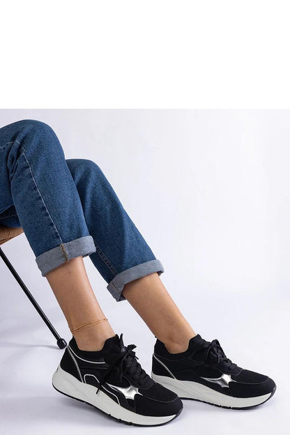 Elegant Solea women's black sports sneakers, Elsira Hurtado model, showcasing a low upper and laced closure for a perfect fit, suitable for workouts and leisure.