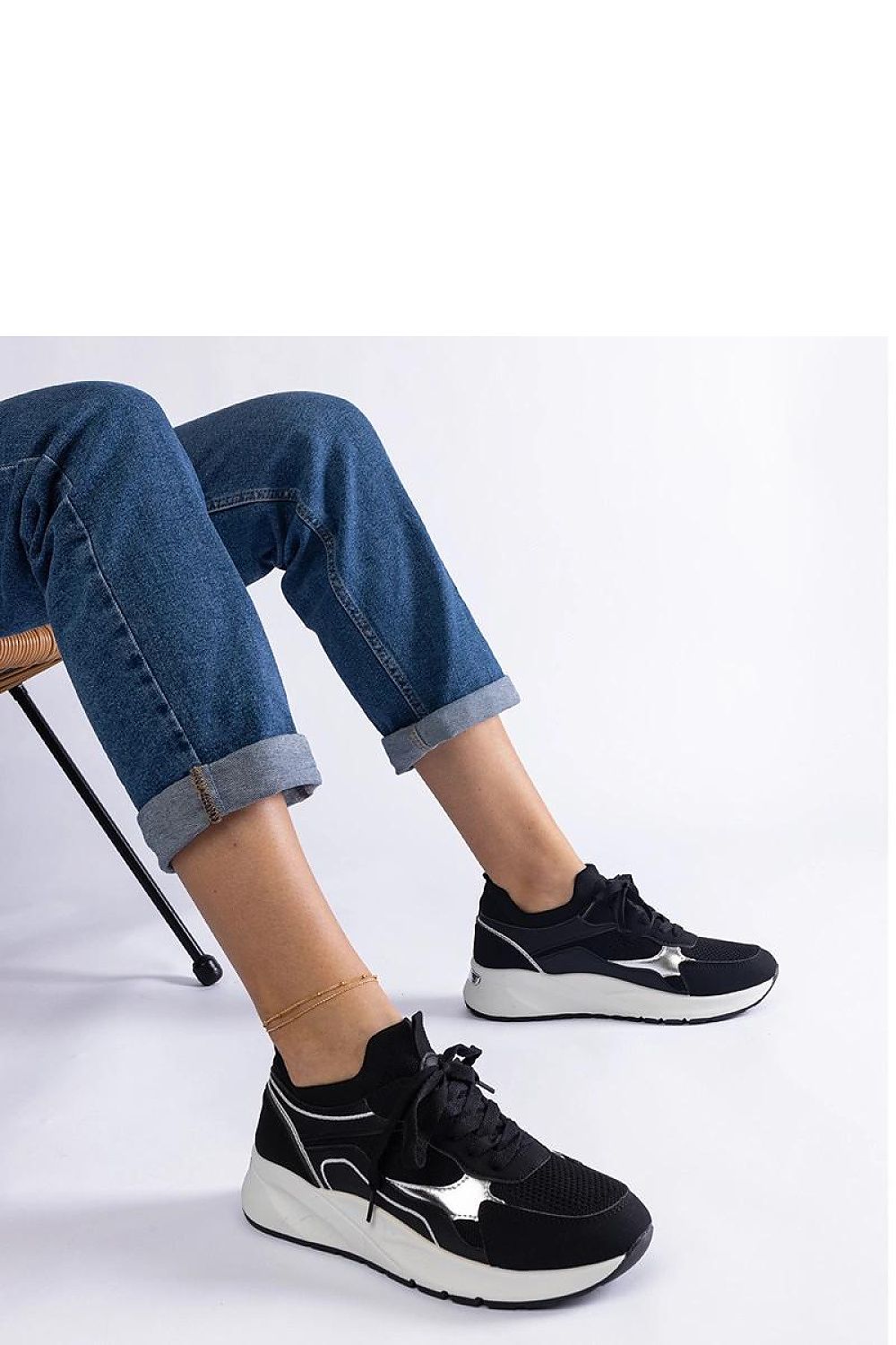 Versatile and comfortable black sports sneakers for women by Solea, Elsira Hurtado collection, featuring a robust design and stylish black rubber sole.