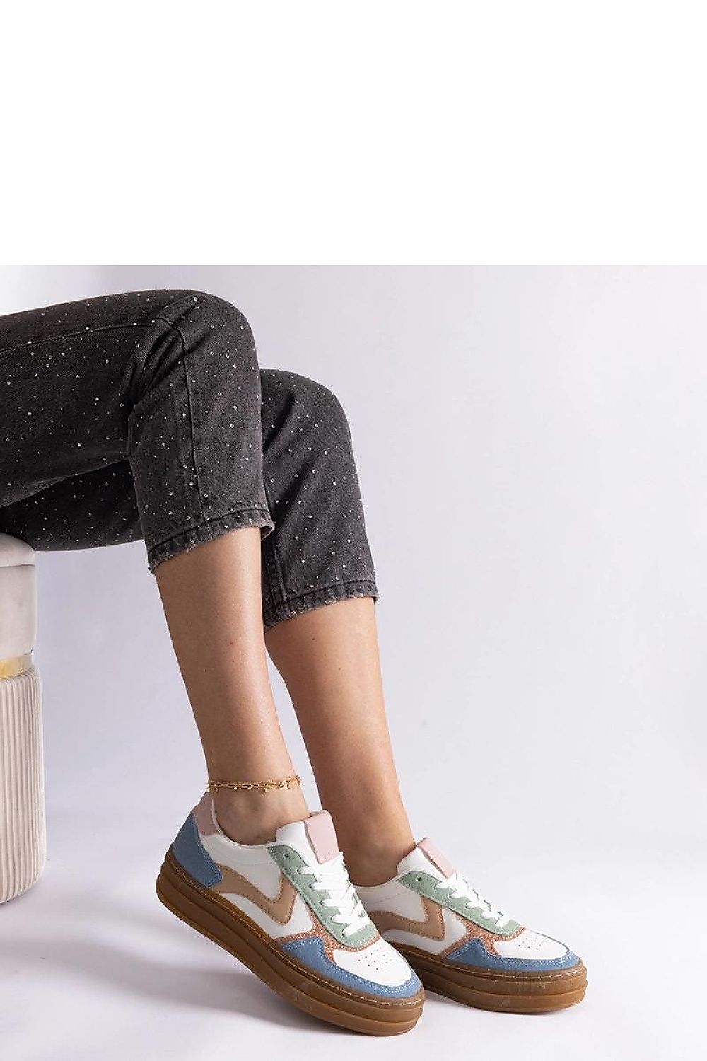 Elegant Solea blue sneakers featuring a modern lace-up closure, perfect for everyday wear and showcasing superior craftsmanship.