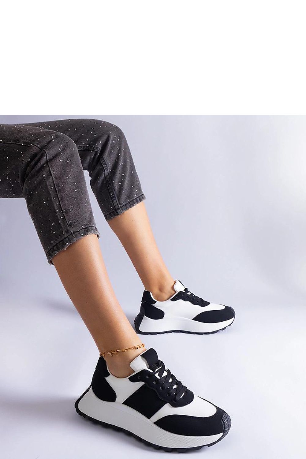 Sophisticated beige sneakers by Solea with a 3.5 cm heel, offering a blend of style and comfort.