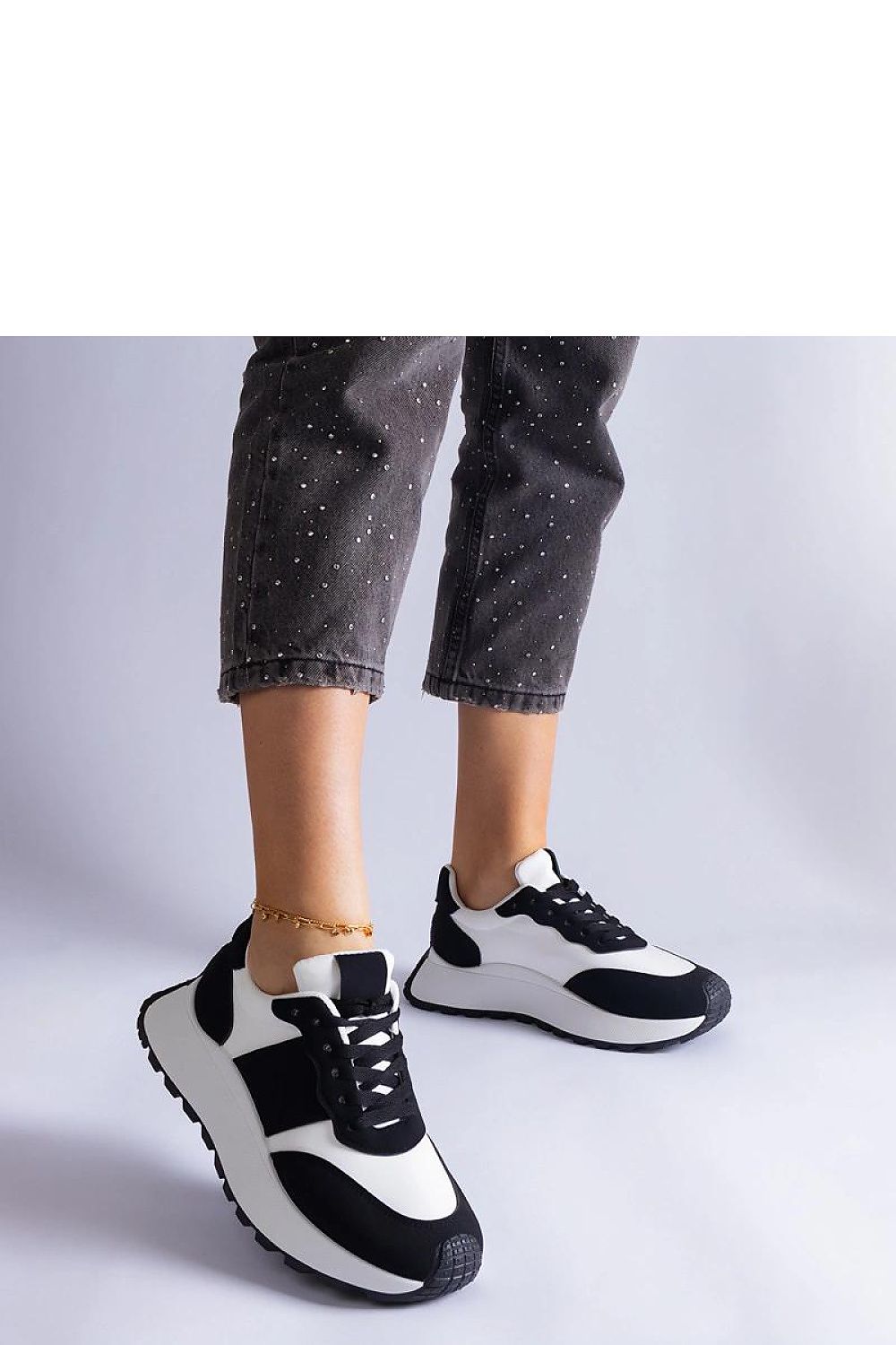 Trendy beige platform sneakers from Solea, an essential addition to any luxury wardrobe.