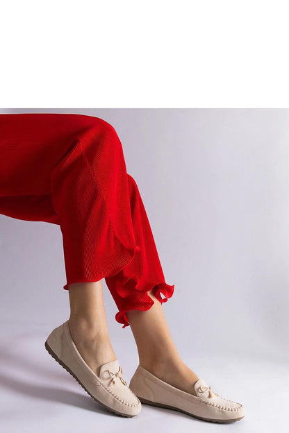 Sophisticated beige moccasins with a bow detail by Solea, designed for effortless summer chic. These luxurious slip-ons offer both elegance and comfort, made from premium materials and complemented by a light brown rubber sole.