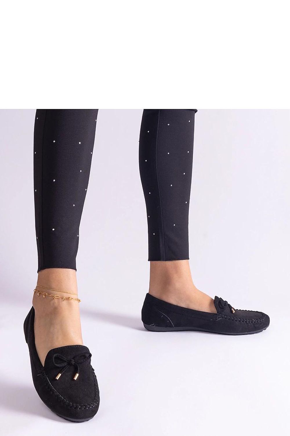 The luxurious beige moccasins with bow by Solea, presented in a fashionable summer setting, designed for sophisticated women.