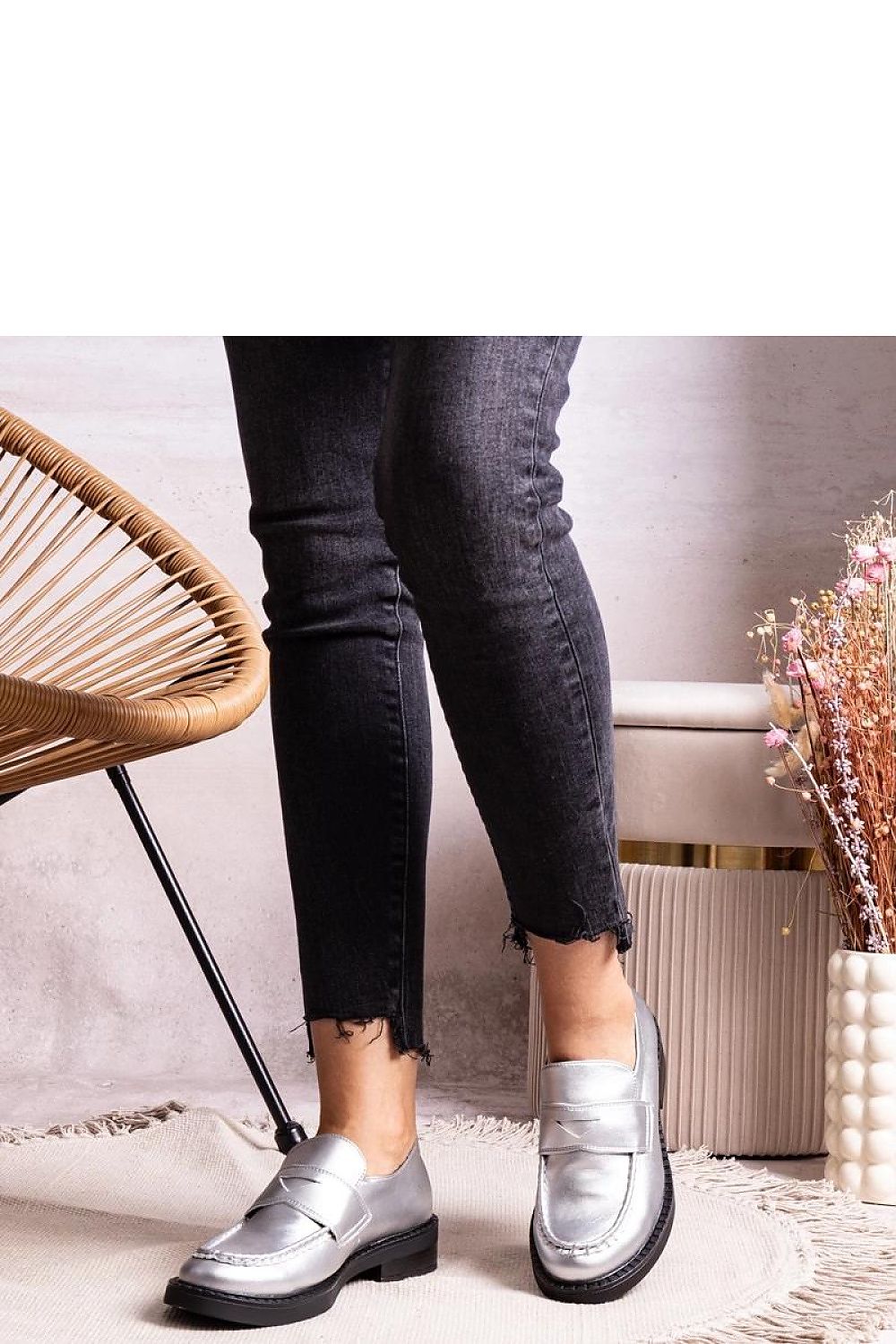 Close-up of Solea Élodie moccasins showcasing meticulous stitching and slip-on comfort, designed for a refined summer look.