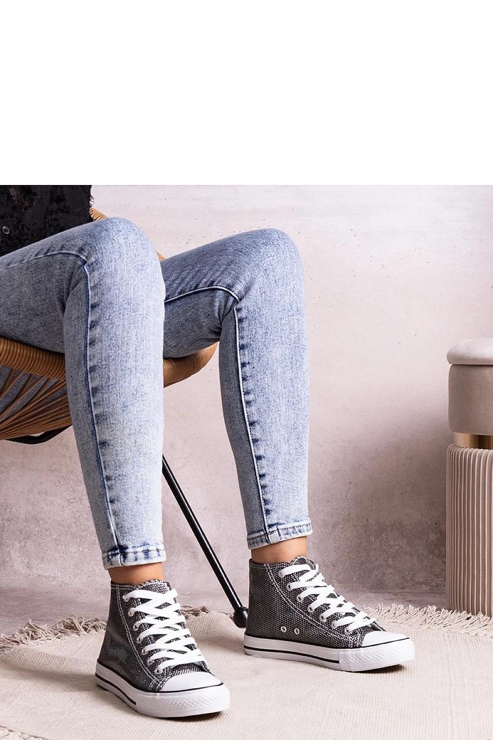 Elegant Solea white high-top sneakers with beige rubber sole, offering comfort and style for the fashion-conscious individual.