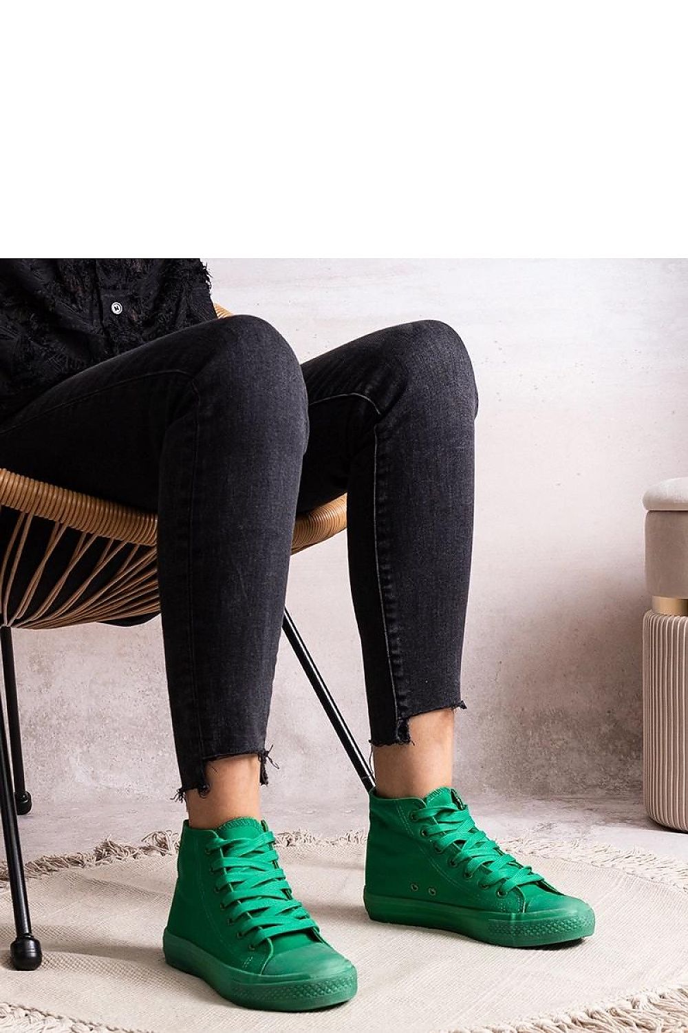 Detail shot of Solea stylish lace-up sneakers, exhibiting refined design and perfect fit, tailored for discerning women embracing the latest fashion trends.