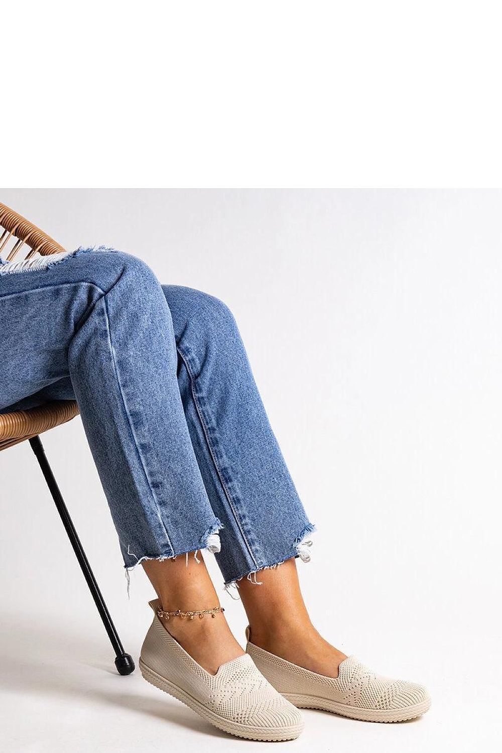 Fashionable Solea slip-on sneakers in black, offering both elegance and comfort for discerning women this summer.