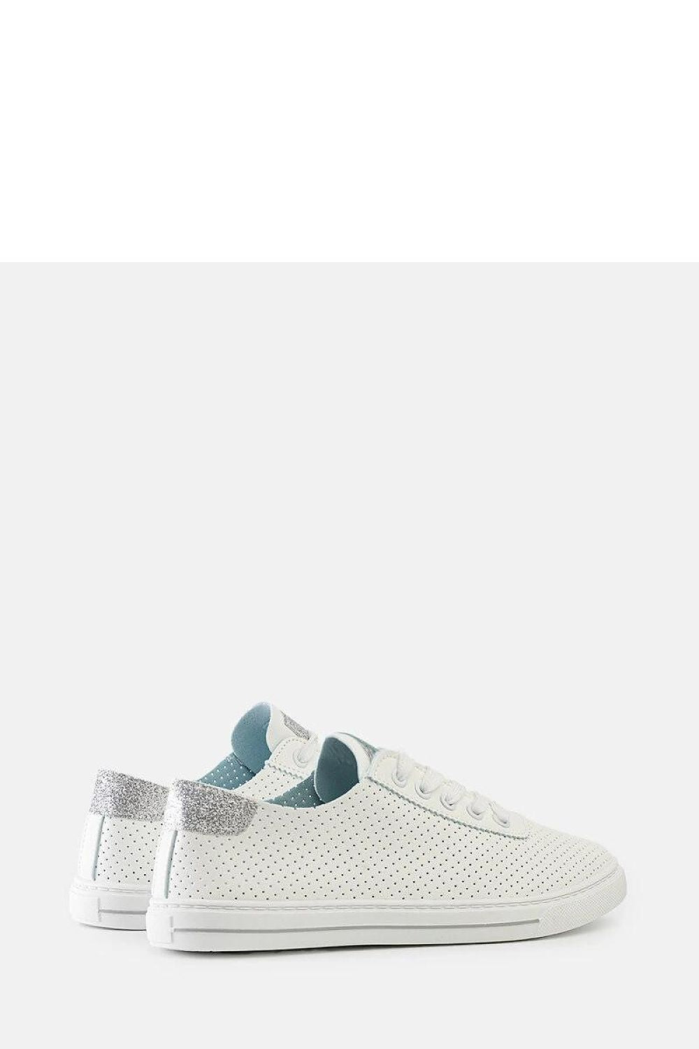 Chic Solea women’s Ruala sneakers in white, designed for comfort and style, perfect for summer days and active lifestyles.
