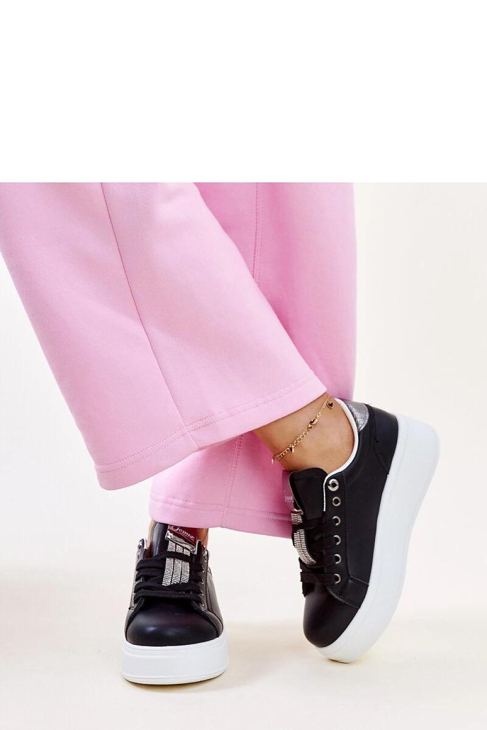 Chic Solea black sneakers with laced closure and 5 cm heel height, showcasing a combination of classic and trendy elements for a fashionable spring/summer look.