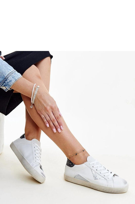 Elegant Solea sneakers in white, featuring a rounded toe and laced closure, perfect for streetwear enthusiasts.