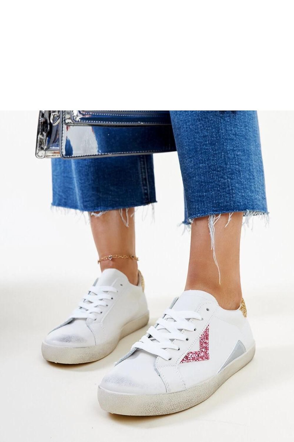 Solea white sneakers elegantly displayed, highlighting the durable rubber sole and chic worn effect for a fashionable spring/summer outfit.