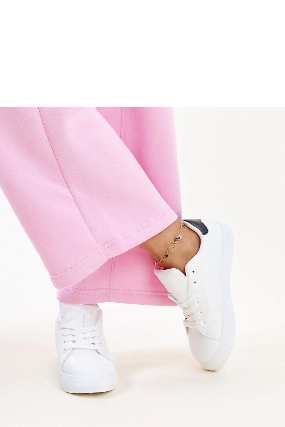 Side view of Solea Akila Black and White Sneakers for Women, featuring a low rounded toe and chic design, ideal for fashion enthusiasts looking for versatile footwear.