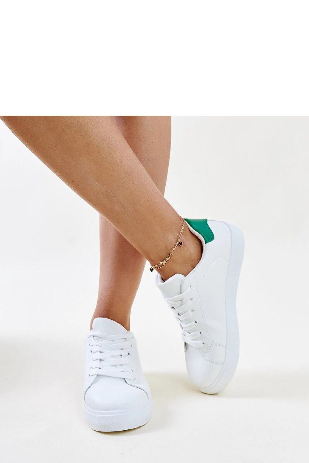 Sophisticated Solea Akila sneakers for women, combining comfort and style in black and white eco leather.