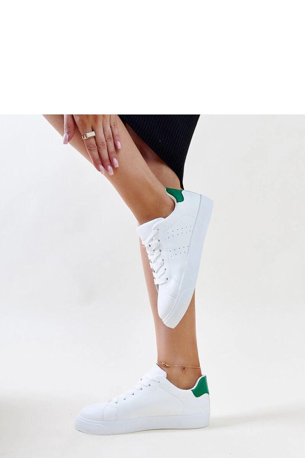 Close-up of Solea Akila eco leather sneakers for women, highlighting the white rubber sole and elegant rounded toe.