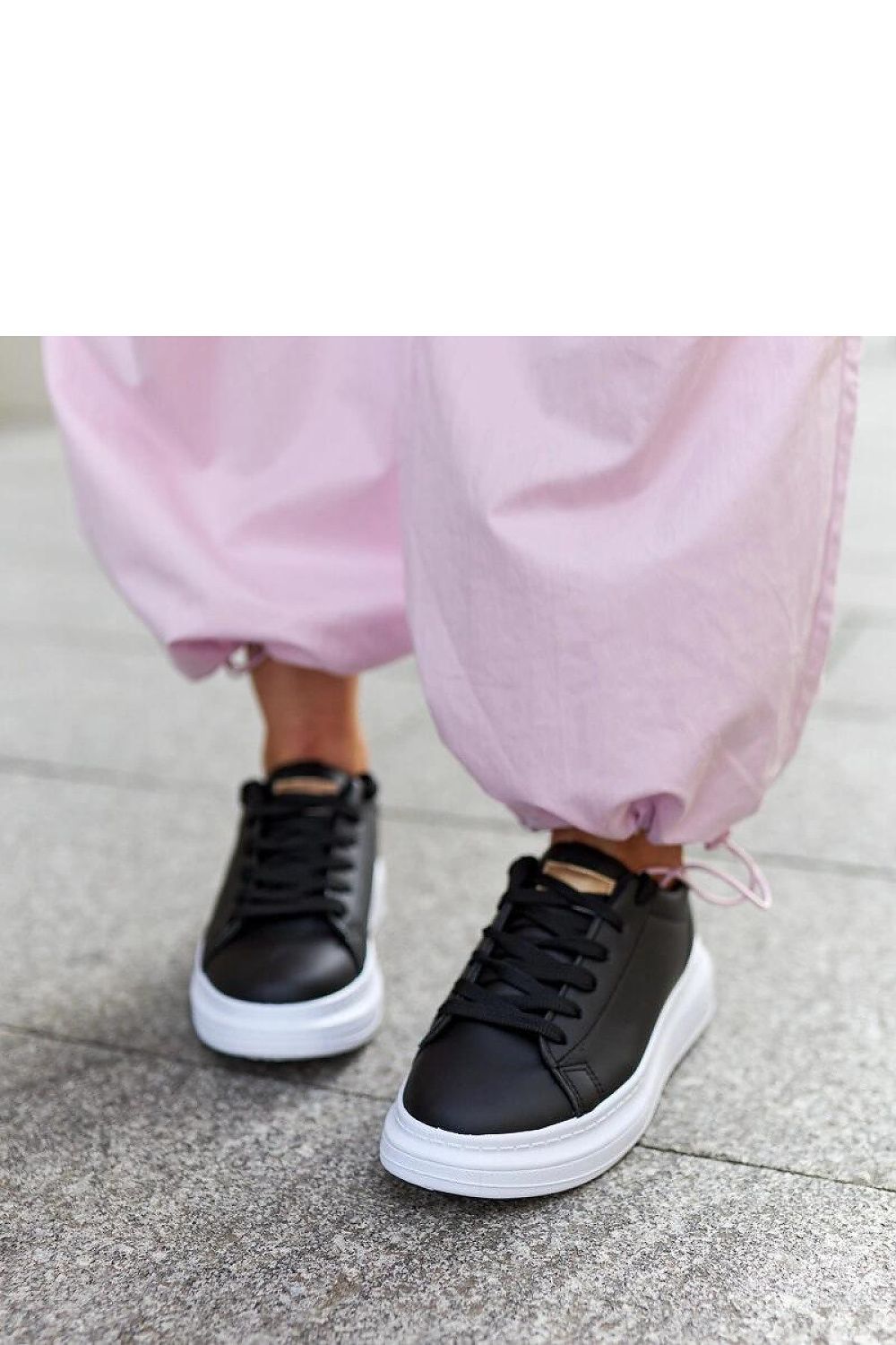Solea comfortable black sneakers showcasing a chic thick rubber sole, ideal for versatile spring/summer outfits.