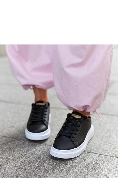 Solea comfortable black sneakers showcasing a chic thick rubber sole, ideal for versatile spring/summer outfits.