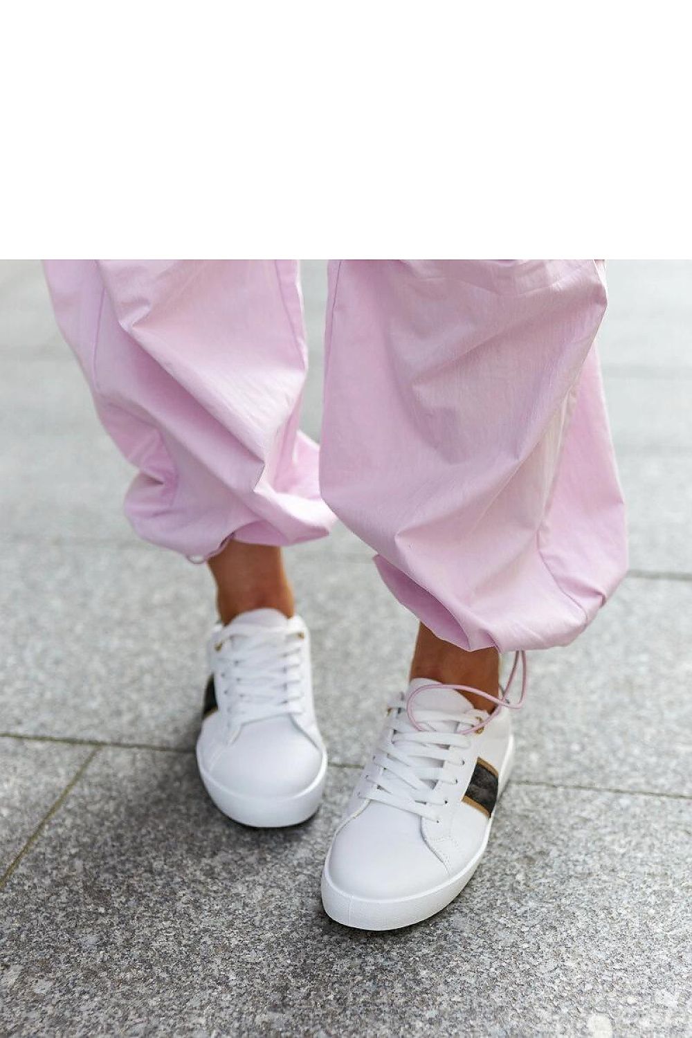 Stylish Solea white and gold sneakers displayed with size options, combining modern aesthetics with comfort for every fashionable woman.