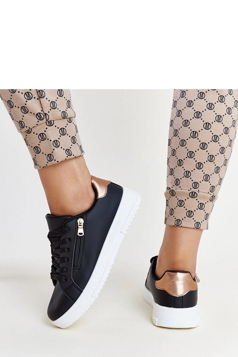 Trendy Solea Shanna Black Sneakers showcasing a sleek silhouette with rubber sole, designed for the fashionable individual.